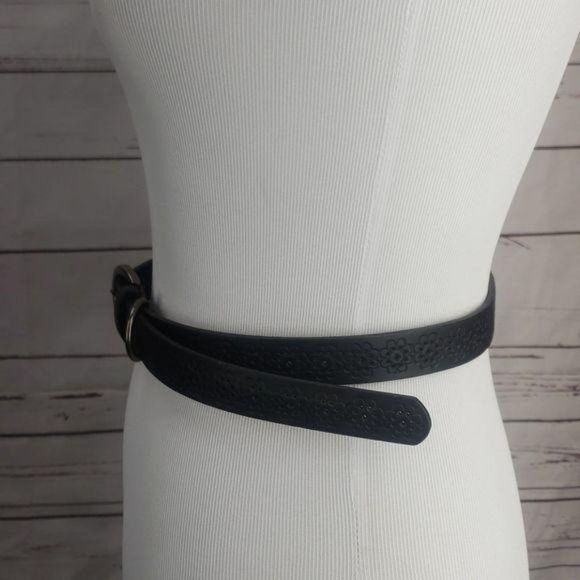 New Directions Embossed Black‎ Floral motif Cut Women’s Buckled Belt - Picture 7 of 16